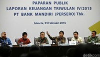 (Kiri ke kanan) Corporate Secretary Bank Mandiri Rohan Hafas, Direktur Consumer Banking Hery Gunardi, Direktur Finance & Strategy Kartika Wirjoatmodjo, Dirut Bank Mandiri Budi G Sadikin, Wadirut Bank Mandiri Sulaiman A Arianto, dan Direktur Distribution Sentot A Sentausa menyampaikan paparan publik di Plaza Mandiri, Jakarta, Selasa (23/2/2016).