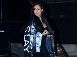 Narsis, Kim Kardashian Pakai Jaket Bergambar Wajahnya Sendiri