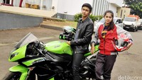 Hito dan Raya berpose di Kawasaki Ninja ZX-6R hijau. Pool/Noel/detikFoto.