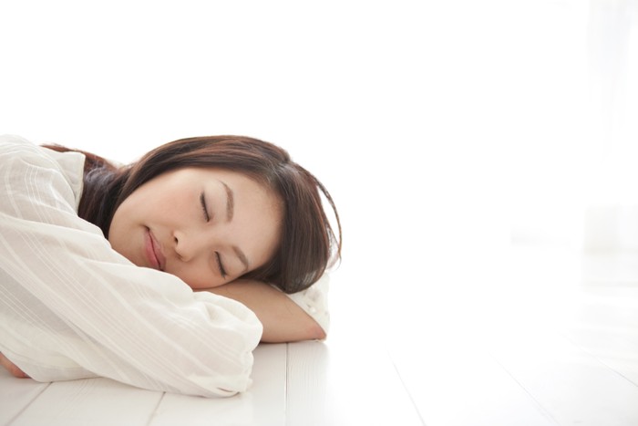 wanita tidur Sleeping student sitting on library floor leaning on pile of books