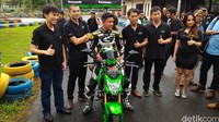 Bicara soal sasis, sasis kompak akan memberi kenyamanan bagi rider untuk manuver dengan mudah. Desain rangka dan jok, untuk yang lebih panjang dengan pijakan kaki belakang, sehingga memungkinkan rider bisa boncengan.