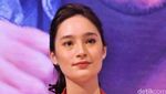 Gaya Merah-putih Tatjana Saphira, Cantik?