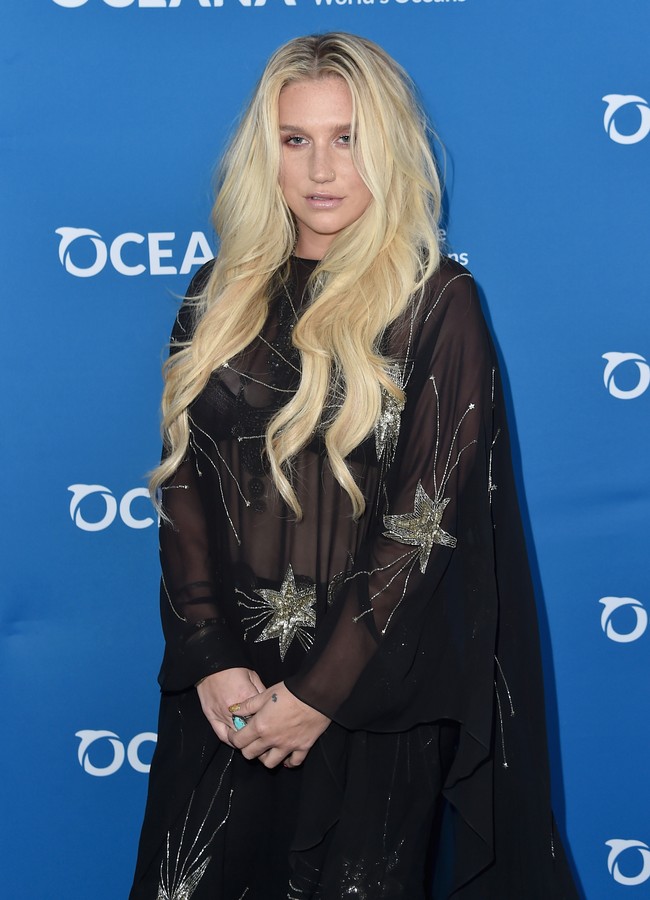 Penyanyi Kesha mengaku pernah melihat penampakan UFO saat sedng berada di gurun pasir. Pengalaman itulah yang menginspirasinya untuk memilih judul album Rainbow yang bertemakan luar angkasa. Menurutku itu alien. Itu adalah pesawat luar angkasa, ujarnya saat wawancara di 2017. Foto: Alberto E. Rodriguez