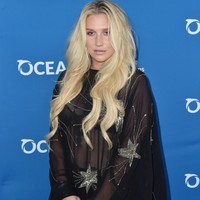 Penyanyi Kesha mengaku pernah melihat penampakan UFO saat sedng berada di gurun pasir. Pengalaman itulah yang menginspirasinya untuk memilih judul album Rainbow yang bertemakan luar angkasa. Menurutku itu alien. Itu adalah pesawat luar angkasa, ujarnya saat wawancara di 2017. Foto: Alberto E. Rodriguez