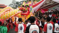 Perayaan Cap Go Meh Bogor berlangsung sangat meriah Senin (22/2) kemarin. Salah satu pertunjukan yang ditunggu-tunggu wisatawan adalah atraksi Liong alias Naga yang menari-nari di sepanjang lokasi acara (Wahyu/detikTravel)