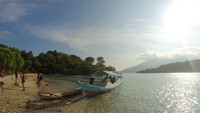 Foto: Pantai di kawasan Mulut Kumbang Alor Kecil, Kabupaten Alor, NTT ini belum banya dikunjungi turis. Bicaranya soal pemandangan, keindahannya tak kalah dengan pantai-pantai lain yang lebih dahulu populer (Kurnia/detikTravel)