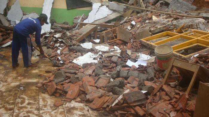 Puting Beliung Robohkan SMK di Bogor, 8 Orang Luka-Luka