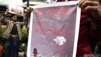 Demonstran membentangkan berbagai poster di depan Kedubes Arab Saudi.