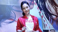 Ia tampil dibalut kaus putih, jaket merah, celana putih, dan heels merah. Pool/Noel/detikFoto.