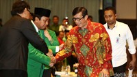 Menkum HAM Yasonna Laoly berjabat tangan dengan Sekjen PPP Romahurmuzi dan Mendagri Tjahjo Kumolo.