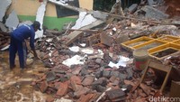 Untuk sementara, para siswa kegiatan yang kelasnya mengalami rusak akibat longsoran talud sudah dipulangkan setelah mereka semua melakukan kerja bakti di ruang kelas yang rusak.