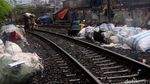 Sampah Hiasi Rel Kereta di Kawasan Stasiun Duri