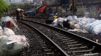 Pengepul sampah juga meletakan sampah-sampah yang telah dipilih dipinggiran rel. Pool/Al Fanny Panestika/detikFoto.