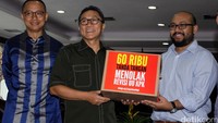 Selanjutnya Zulkifli Hasan diberikan secara simbolis petisi penolakan revisi UU KPK oleh Change.org. Perwakilan Change.org, Arief menyampaikan saat ini sudah ada 60 ribu suara yang menolak.