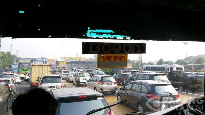 Imbas Kecelakaan 2 Truk di Jatinegara, Macet Parah dari Cibubur