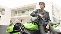 Ia bergaya dengan busana serba hitam. Pool/Noel/detikFoto.