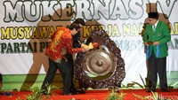 Mendagri Tjahjo Kumolo dan Mekum HAM Yasonna Laoly memukul gong tanda dibukanya Mukernas PPP.