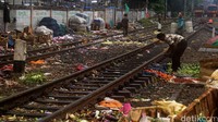Sampah berserakan di sekitaran rel kawasan Stasiun Duri. Pool/Al Fanny Panestika/detikFoto.