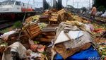 Sampah Hiasi Rel Kereta di Kawasan Stasiun Duri