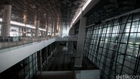 Masih banyak scaffolding di sana-sini, ubin yang sebagian besar telah terpasang memantulkan bayangan kemegahan Terminal 3 Ultimate itu.