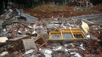 Tiga ruang kelas SMP Maarif NU 2 Ajibarang yang berada di Desa Jingkang, Kecamatan Ajibarang, Banyumas, Jawa Tengah tertimpa longsoran tanah, setelah talud penahan jebol akibat curah hujan yang tinggi beberapa waktu lalu.