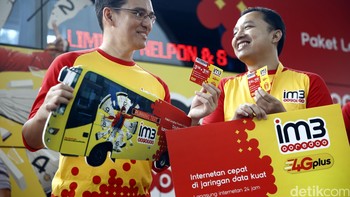 Direksi Indosat Ooredoo berbincang di sela-sela peluncuran enam unit Freedom Bus IM3.