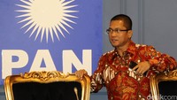 Yandri Susanto memberikan keterangan pers di Gedung DPR, Jakarta, Rabu (24/2/2016).