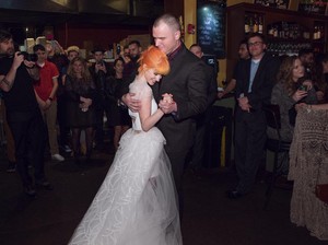 Penampilan Hayley Williams di Hari Pernikahan, Pakai Boots dan T-shirt