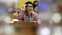 Abdul Haris Semendawai memberikan penjelasan kepada anggota Komisi III.
