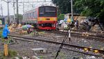 Sampah Hiasi Rel Kereta di Kawasan Stasiun Duri