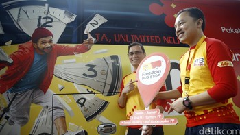 Bus ini melayani masyarakat dari hari Senin hingga Jumat dalam 2 rute perjalanan. Rute pertama tujuan Harmoni-Blok M (PP) dan rute kedua Taman Menteng-Rasuna Said-Kota Kasablanka-Mega Kuningan-Ambassador (PP). Sementara Sabtu dan Minggu menyediakan rute Ragunan-Lebak Bulus (PP) dan rute Ragunan-TMII (PP).