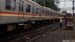 Sampah Hiasi Rel Kereta di Kawasan Stasiun Duri