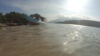 Foto: Pasir pantai berwarna putih. Air lautnya sebening kaca dan bersih dari sampah (Kurnia/detikTravel)