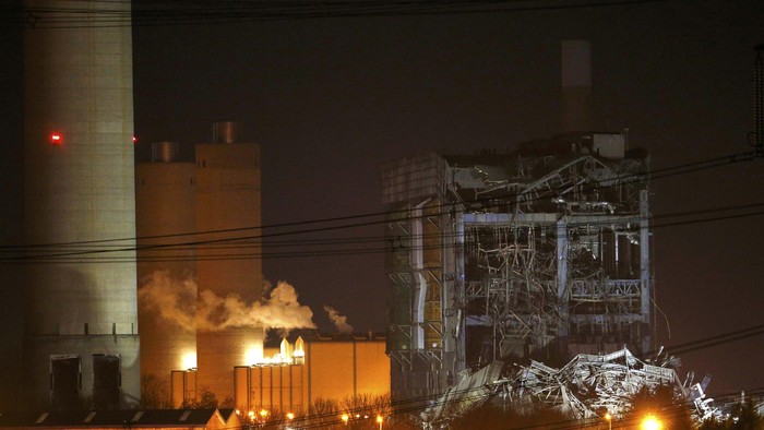 Pembangkit Listrik di Inggris Roboh, 1 Orang Tewas dan 3 Hilang