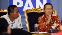 Yandri Susanto (kanan) memberikan keterangan pers terkait revisi UU KPK.