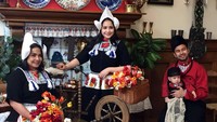 Mereka kompak kenakan baju klederdracht. (dok. Merry)