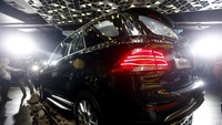 Tampilan eksterior New GLE 400 Exclusive dan GLE 250d dipadukan dengan karakteristik semua generasi yaitu C-pilar dan jendela sisi belakang. Sedangkan radiator grille, bumper, lampu depan, sayap, dan bonnet dengan dua power domes.