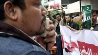 Demonstran mengecam serangan udara Arab Saudi ke Yaman. Seperti diketahui, serangan udara Saudi di Yaman telah berlangsung nyaris satu tahun. Lebih dari 8.300 orang dilaporkan telah tewas sejak Saudi mulai melancarkan serangan udara terhadap pemberontak Houthi.