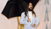 Jared Leto yang hadir dengan membawa sebuah payung berwarna hitam dan tuxedo biru muda diantara para bintang dan tamu yang memakai jas berwarna gelap. Jason Merritt/Getty Images/detikFoto.