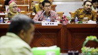 Dalam rapat ini LPSK mendapat berbagai pertanyaan dari anggota Komisi III. Salah satu pertanyaa Komisi III soal kinerja LPSK di daerah yang dianggap tidak optimal.