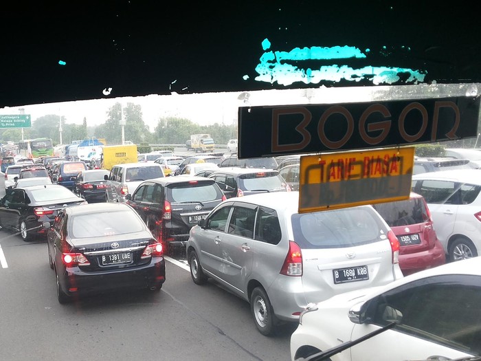 Begini Kemacetan di Tol Jatinegara Akibat Kecelakaan Truk