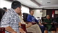 Belasan aktivis yang merupakan perwakilan dari ICW, Change.org, PP Pemuda Muhammadiyah, TII, dan Perludem menemui Ketua MPR Zulkifli Hasan. Mereka mendorong revisi UU KPK dicabut dari prolegnas.