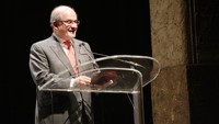 Penulis Ayat-ayat Setan Salman Rushdie Ditikam di New York