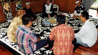 Sejak dipulangkan dari Singkawang, mereka‎ ditampung sementara di Balai Latihan Kerja Dinsosnakertrans Kabupaten Purwakarta. Mereka pun mendapat bantuan modal Rp 15 juta per kepala keluarga. Tri Ispranoto/detikFoto.