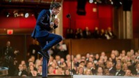 Momen bahagia aktor Eddie Redmayne yang memenangkan Oscar perdananya di kategori Aktor Terbaik lewat film The Theory of Everything. Christopher Polk/Getty Images/detikFoto.