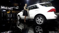 Dua varian GLE-Class disajikan oleh pabrikan mobil asal Jerman itu yakni Mercedes-Benz GLE 400 Exclusive dan Mercedes-Benz GLE 250d.
