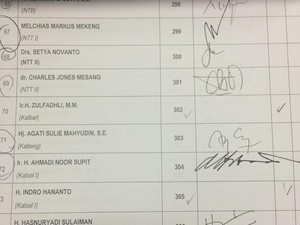 Beda Tanda Tangan Novanto di Absen Paripurna dan Surat Pengunduran Diri