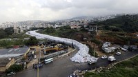 Penampakan sampah-sampah yang memenuhi sebuah jalan di Jdeideh, Beirut, lebanon, Rabu (23/02/2016). Hasan Shaaban/Reuters/detikFoto.