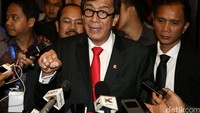 Menkum HAM Yasonna Laoly menjawab pertanyaan wartawan.