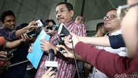 Dia mengenakan kemeja batik warna merah saat menjalani pemeriksaan KPK.